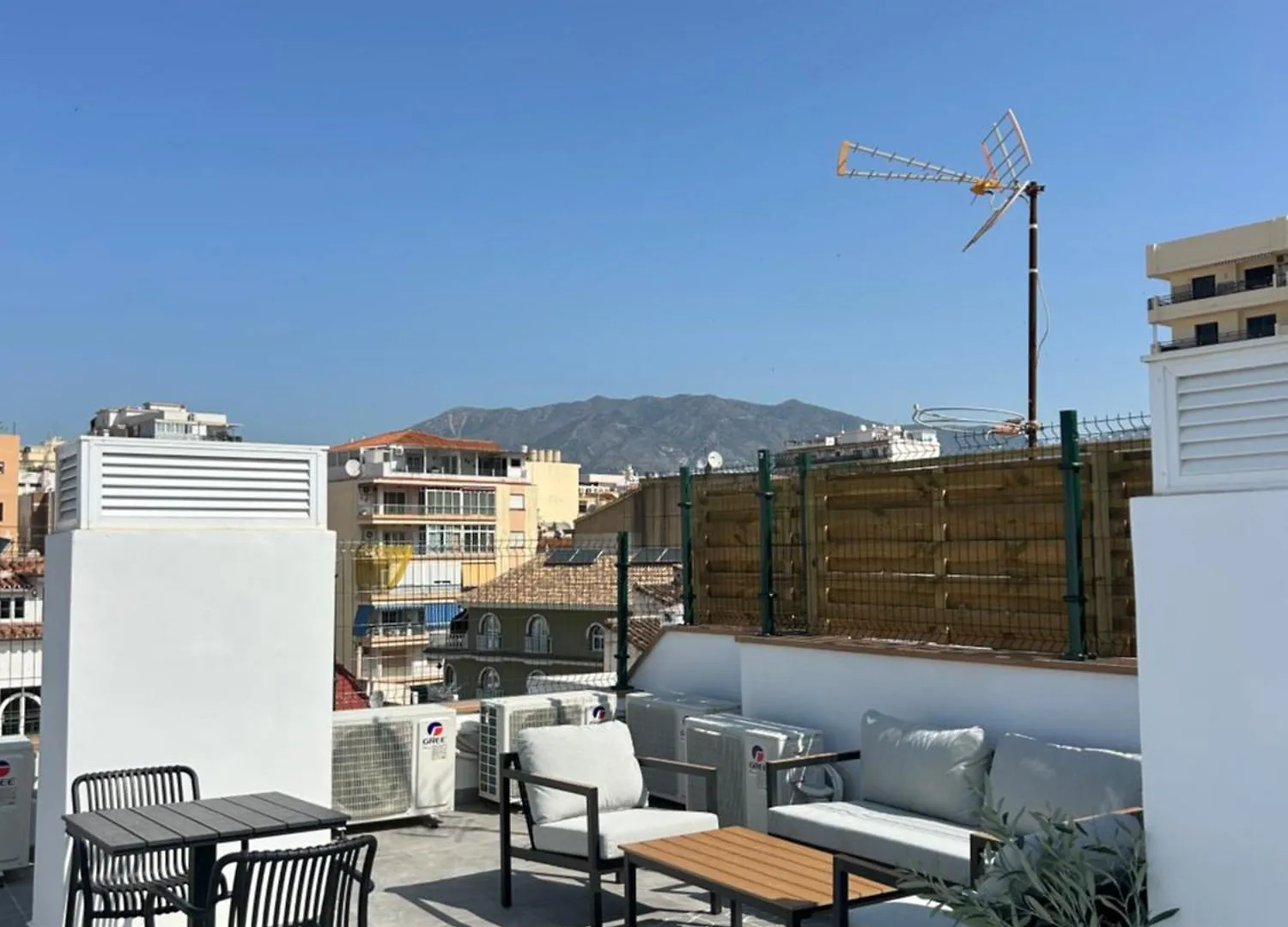 A Top-Floor Modern Apartment Located 100 Meters From The Beach Fuengirola